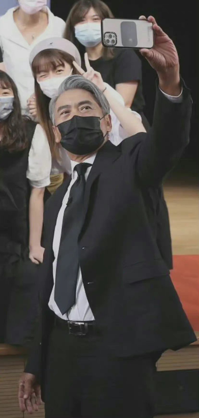 看不出66岁! 周润发一头茂密白发被赞帅