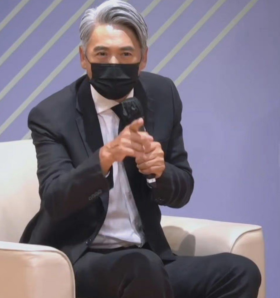 看不出66岁! 周润发一头茂密白发被赞帅