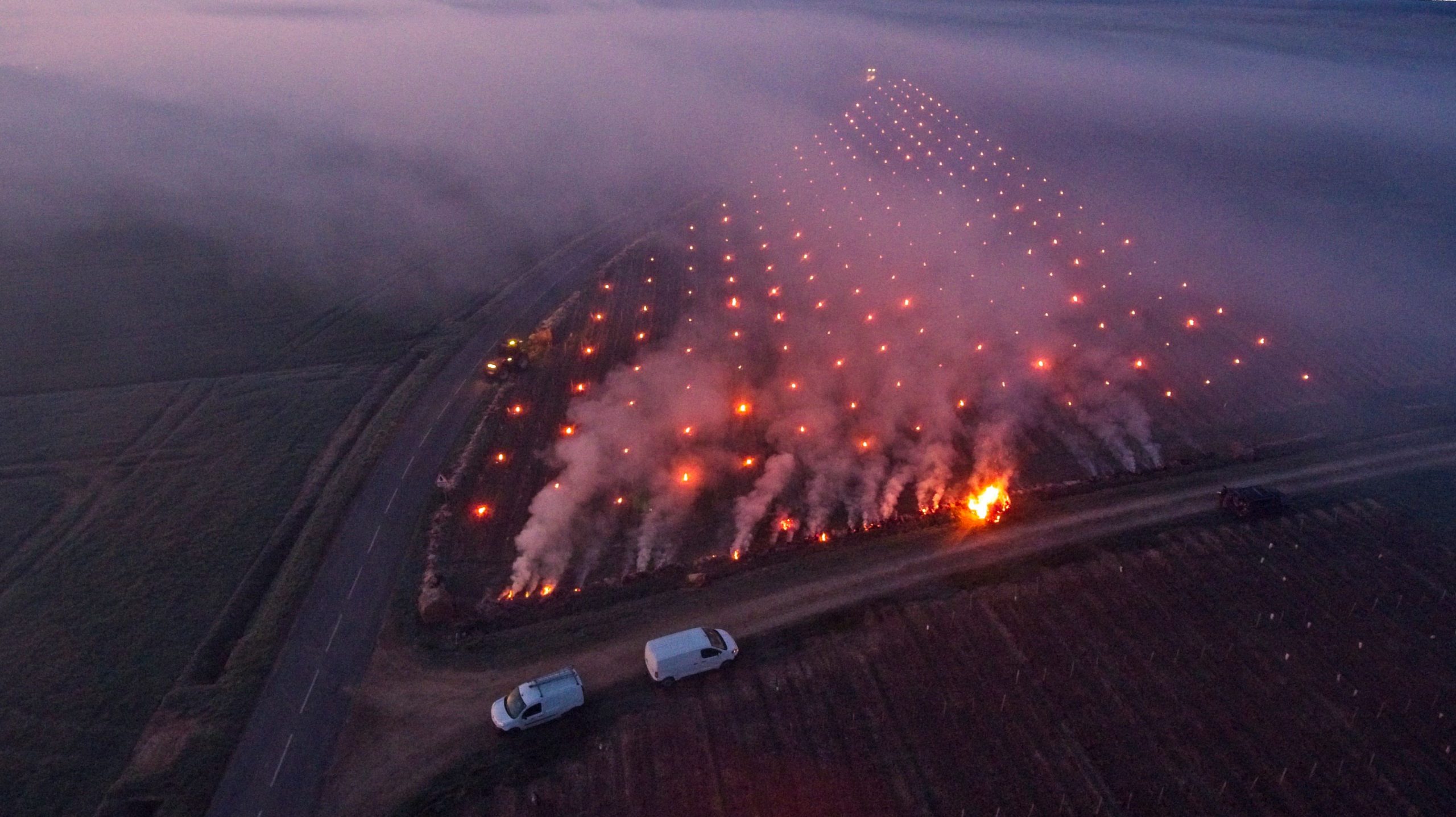 看世界 /寒潮突袭欧洲 法国葡萄园需烤火防葡萄冻坏
