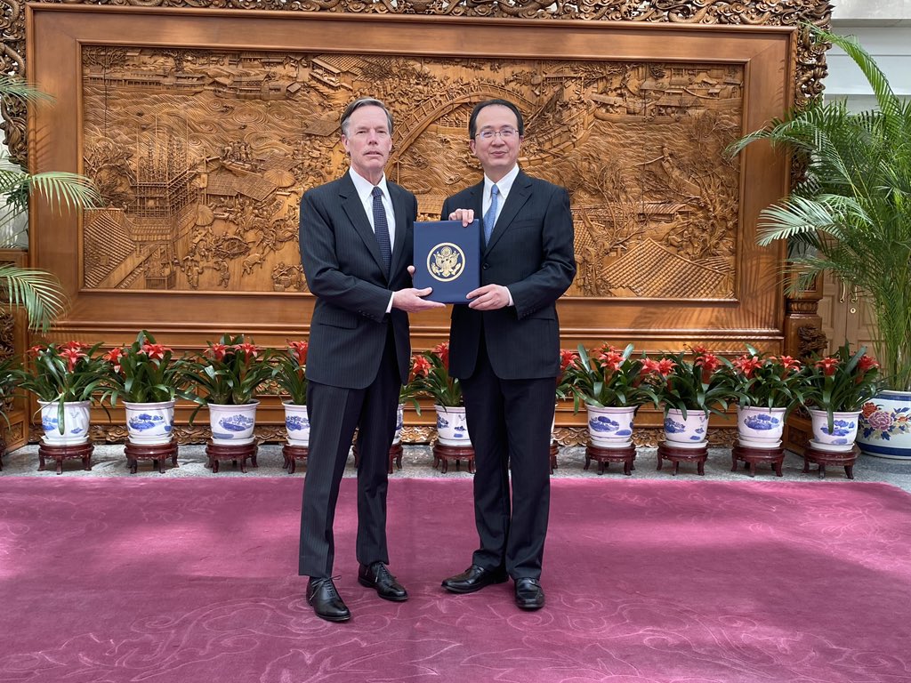 看世界)新任美国驻华大使伯恩斯向中方递交国书副本