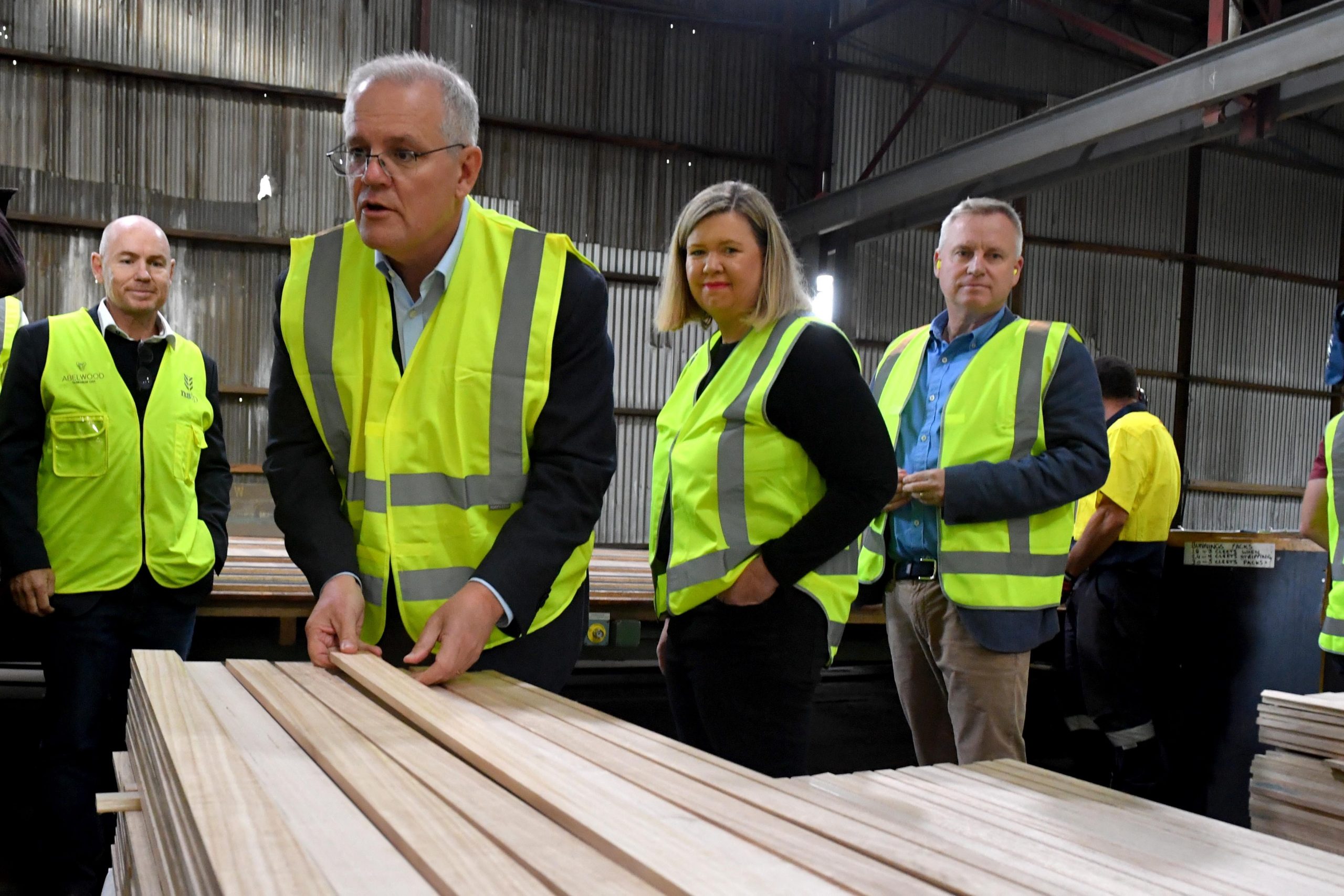 看世界)莫里森车队遇车祸 安全人员车辆翻侧4伤