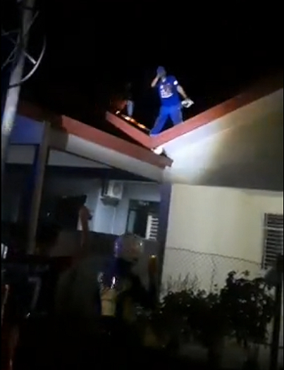 破门行窃被警民包围 毒虫爬屋顶摔地被捕