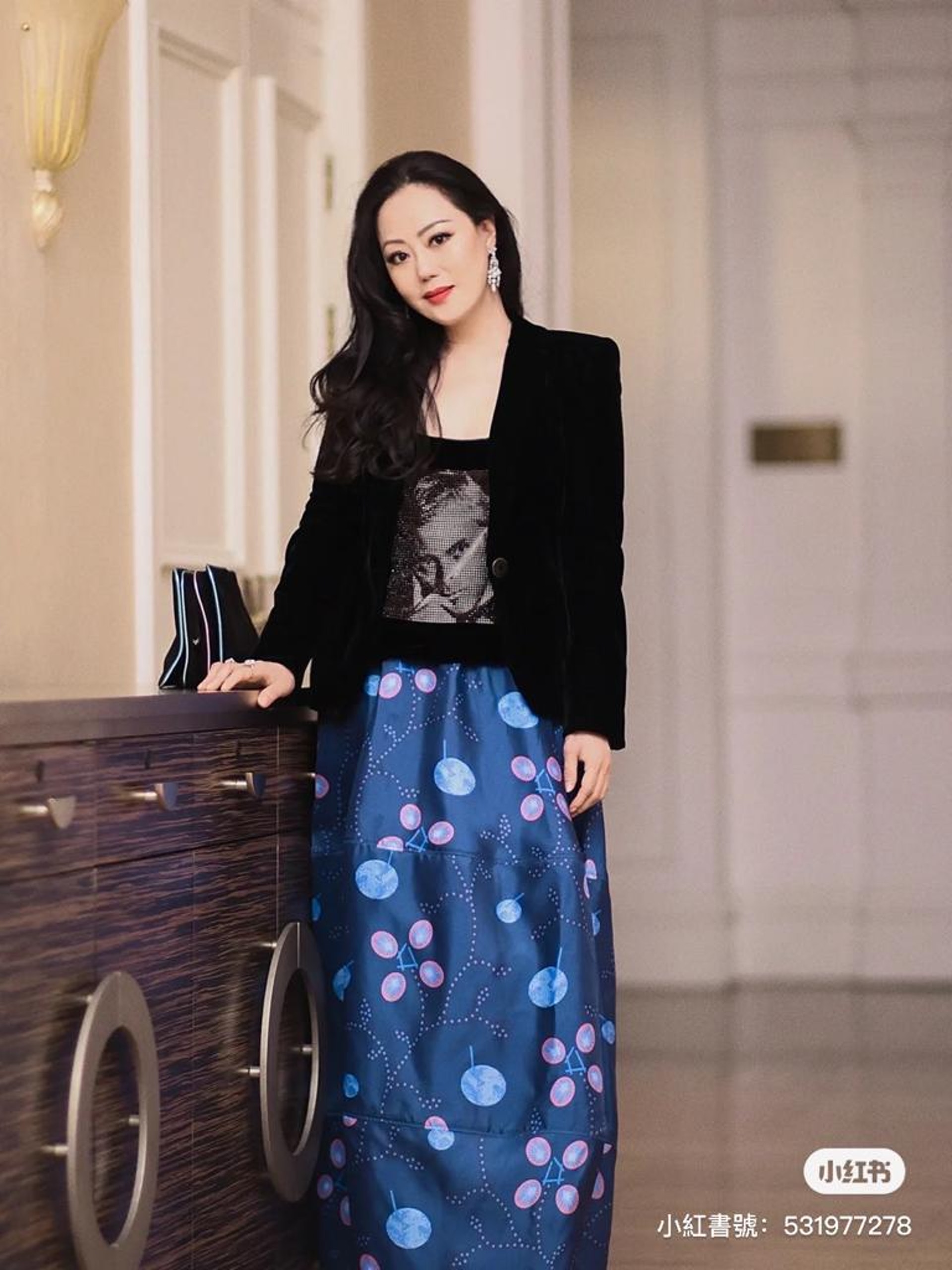 章小蕙当带货网红 真丝口罩被轰：像内裤