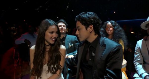 第64届格林美｜BTS化身特务  V情挑奥莉薇亚