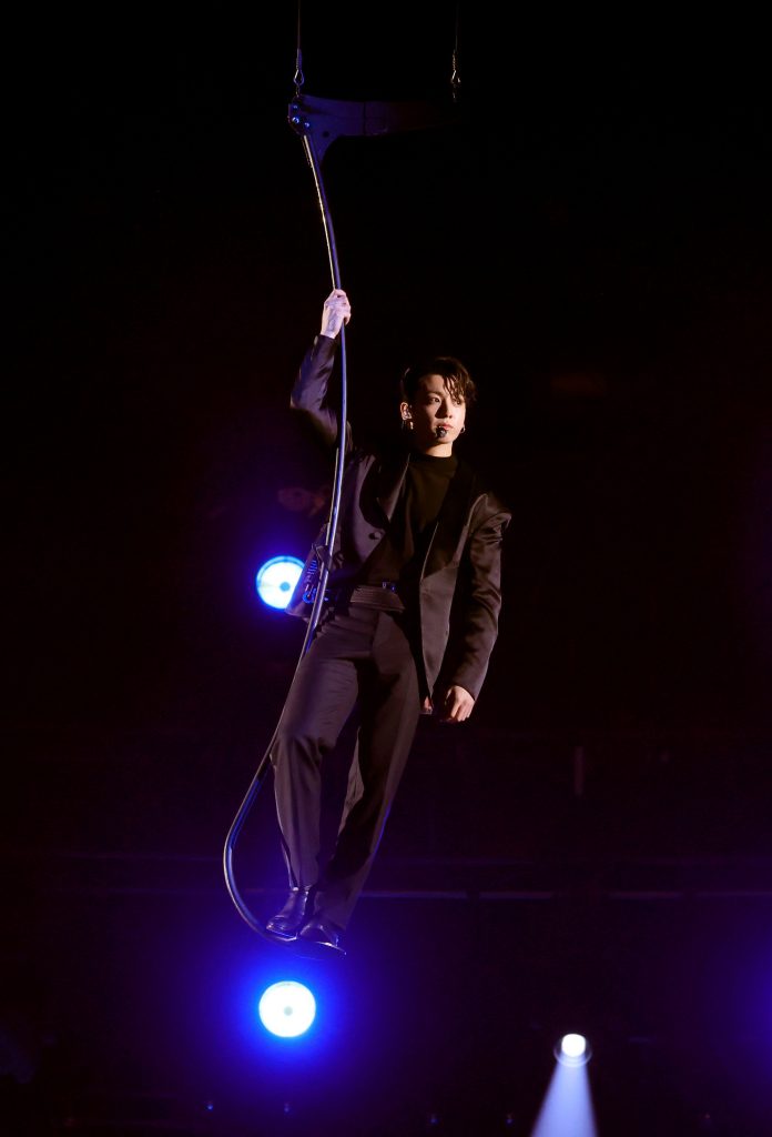 第64届格林美｜BTS化身特务  V情挑奥莉薇亚