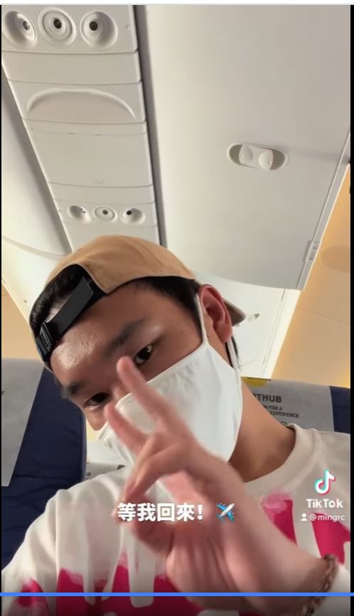 等2年终于飞返马　蔡明仁机上吃咖哩饭喷泪