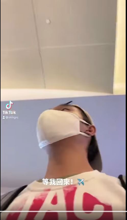 等2年终于飞返马　蔡明仁机上吃咖哩饭喷泪