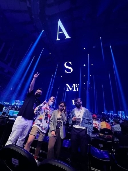 等2年终于飞返马　蔡明仁机上吃咖哩饭喷泪