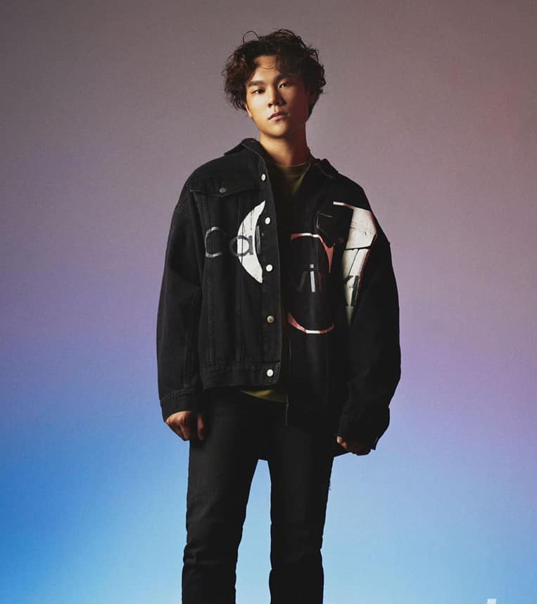 等2年终于飞返马　蔡明仁机上吃咖哩饭喷泪