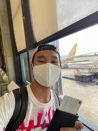 等2年终于飞返马　蔡明仁机上吃咖哩饭喷泪