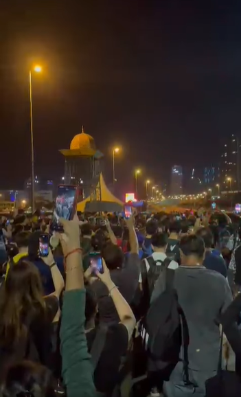 等了744天终回家 激动吻大地唱国歌放烟花 网:“最感人的愚人节”