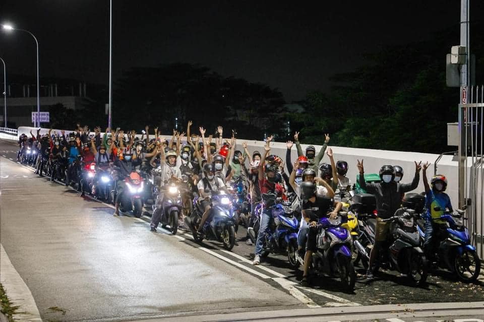 等了744天终回家 激动吻大地唱国歌放烟花 网:“最感人的愚人节”