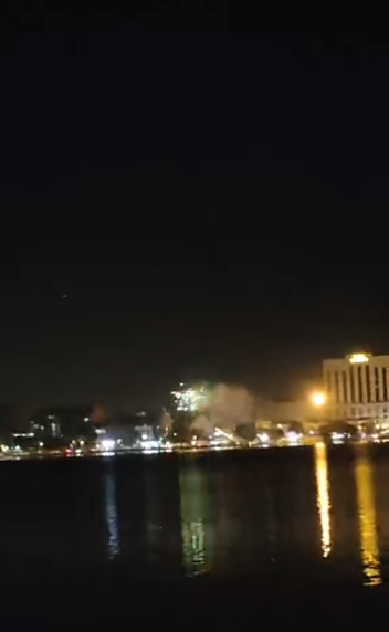 等了744天终回家 激动吻大地唱国歌放烟花 网:“最感人的愚人节”