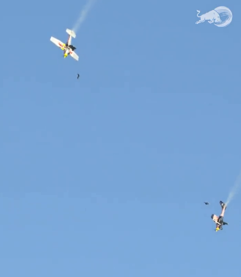 红牛玩很大! 飞行员半空中跳出去「交换飞机」