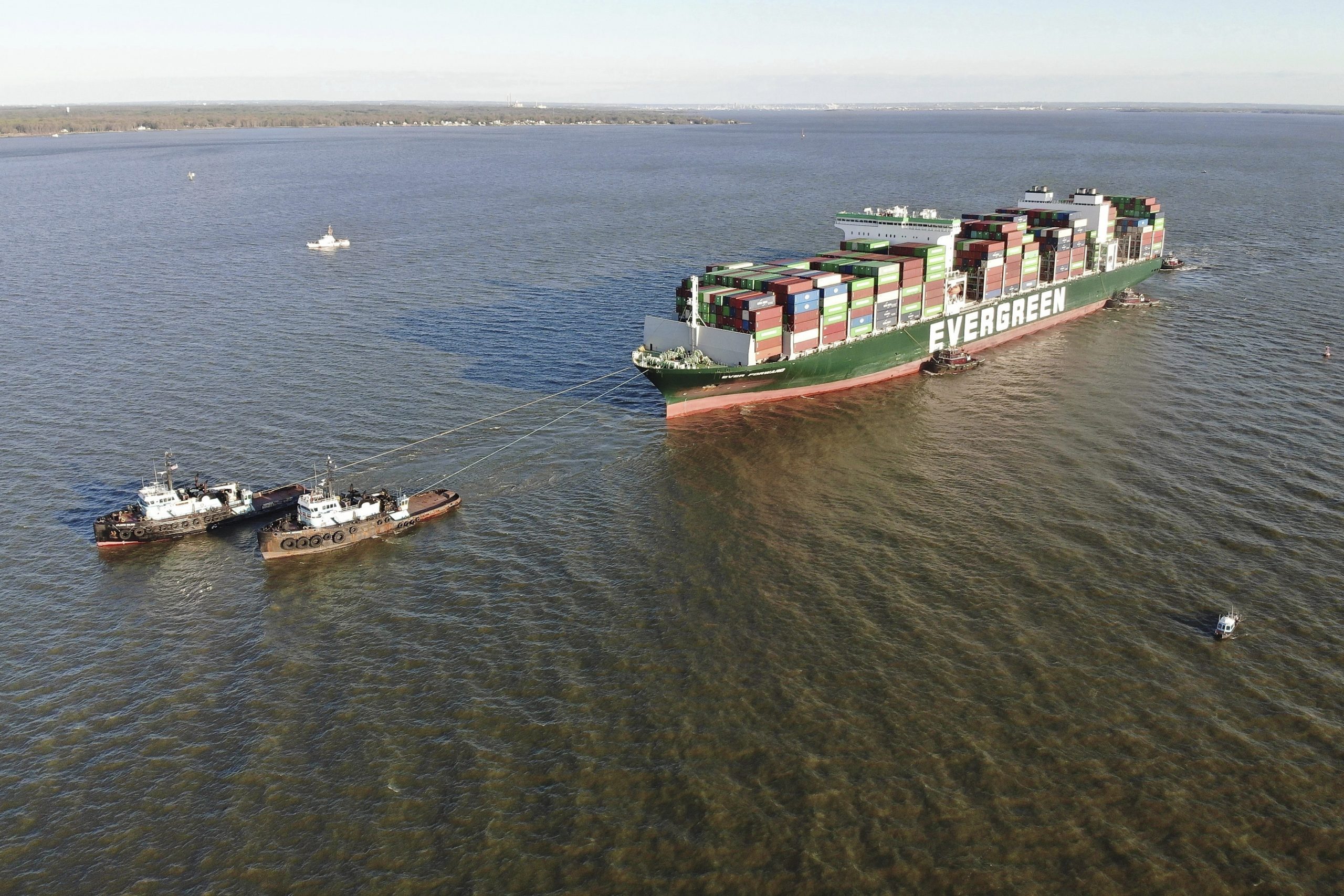 美国／长程轮搁浅东岸逾月 终于脱困浮起   