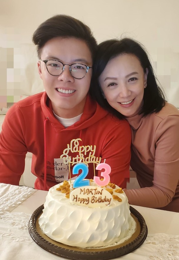 自认还有点姿色 曾华倩晒自拍照求工作