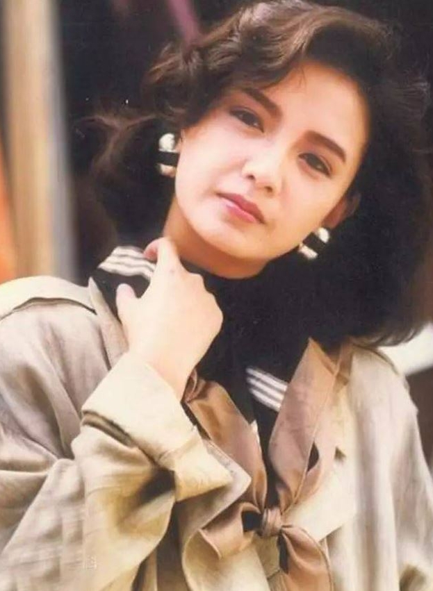 自认还有点姿色 曾华倩晒自拍照求工作