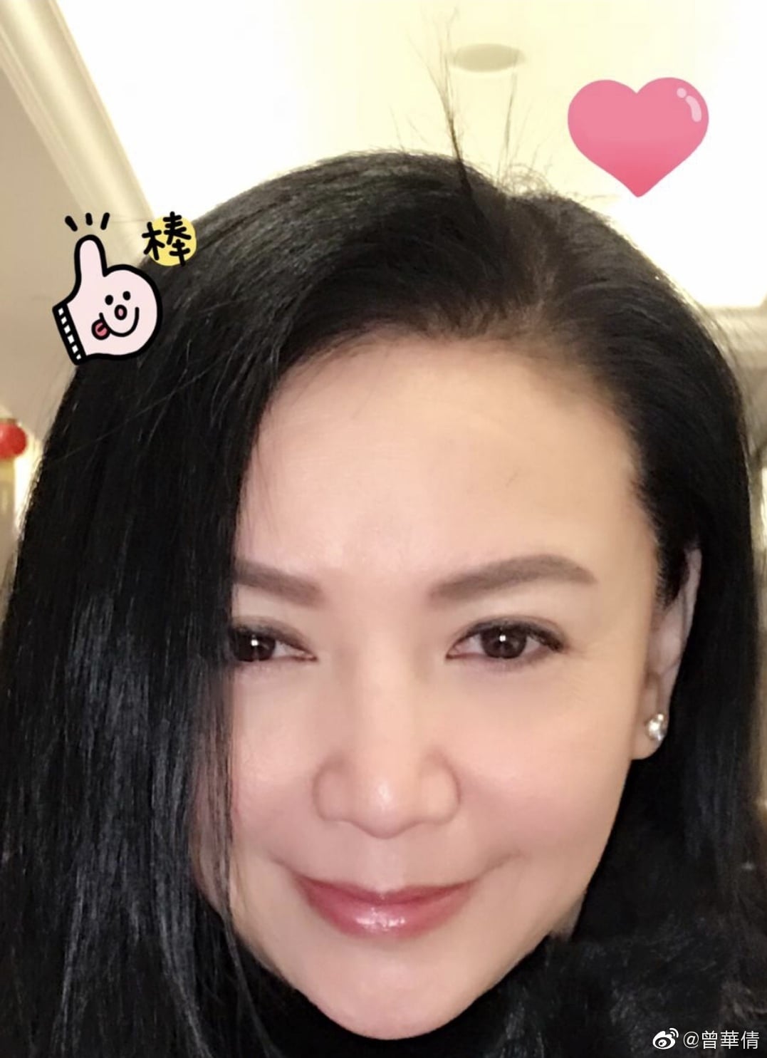 自认还有点姿色 曾华倩晒自拍照求工作