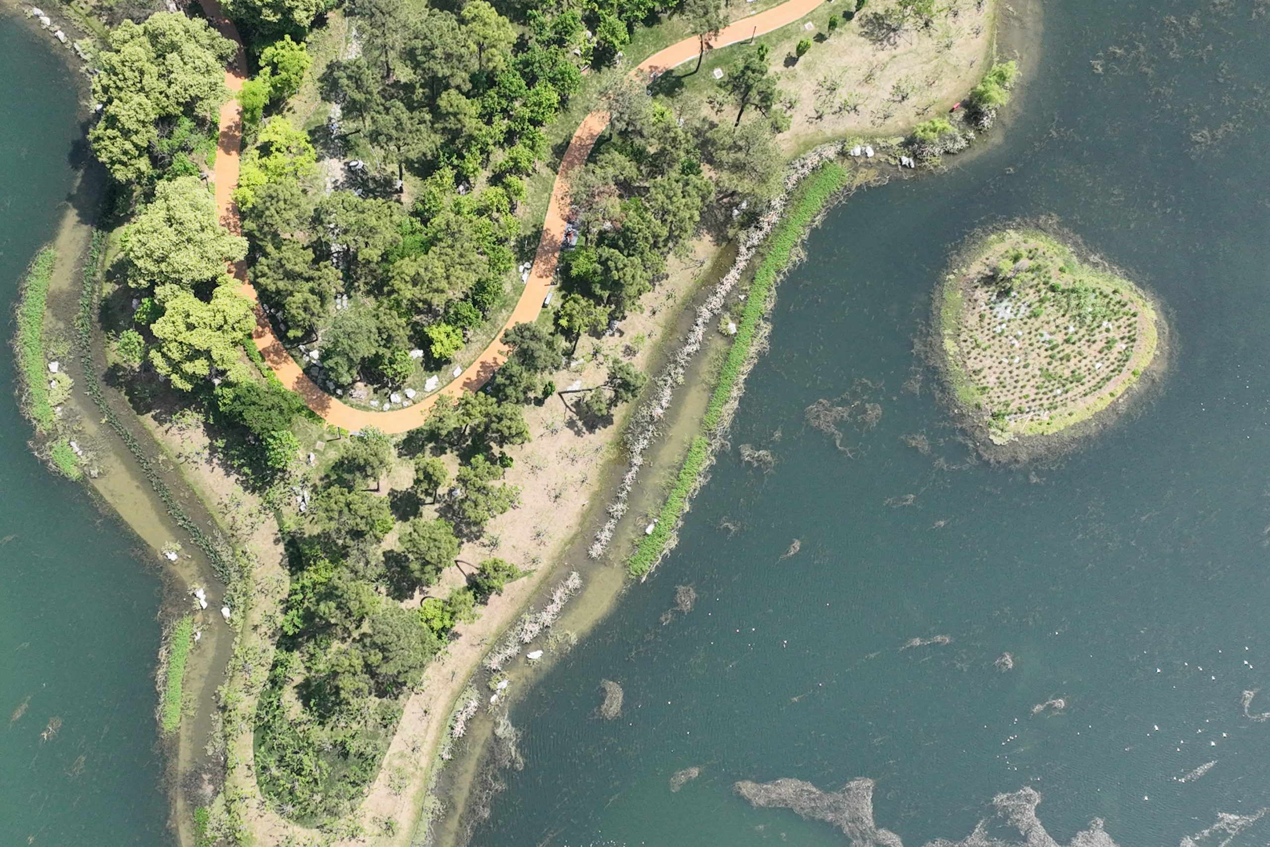 航拍南京桃湖公园 水中“心”形小岛抢眼