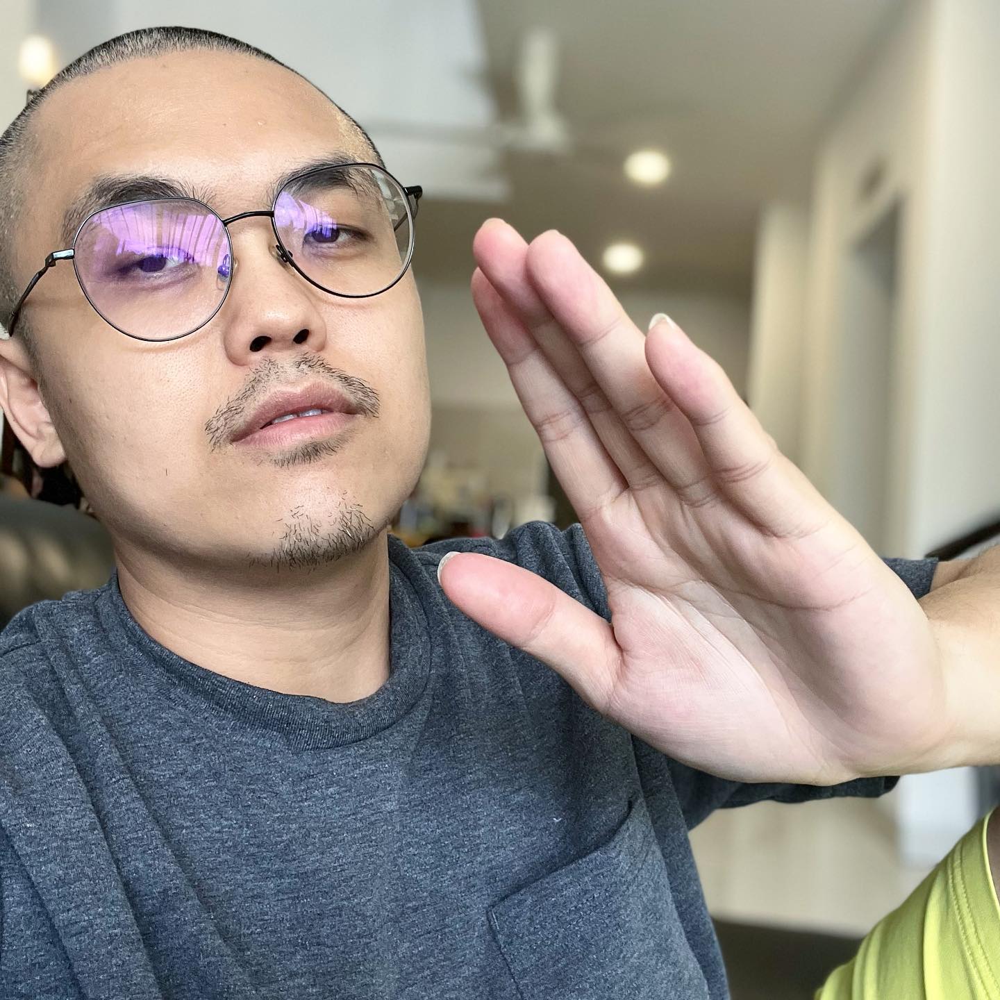 艺人DJ声援沈可婷 黄明志以全黑图控诉