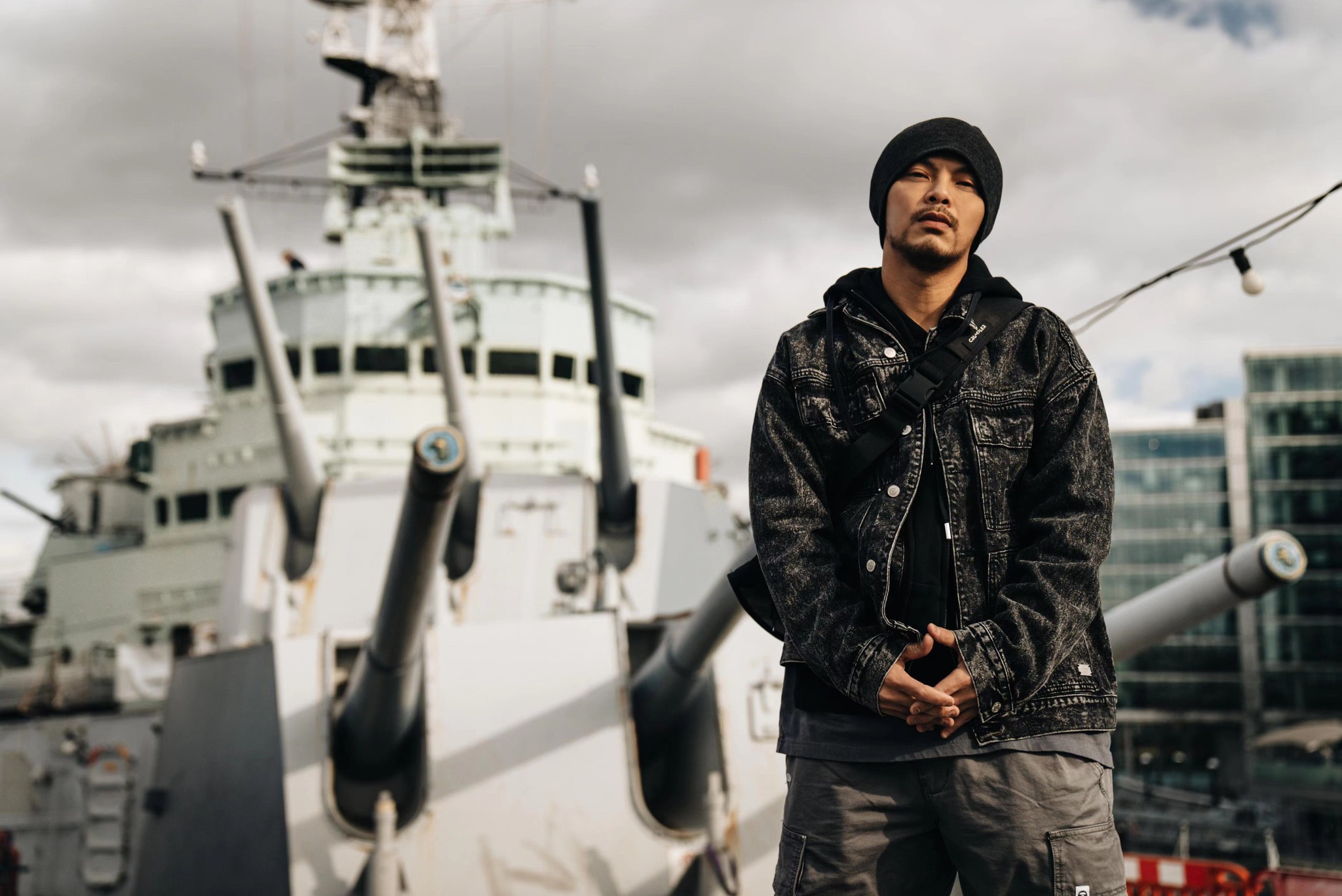 艺人DJ声援沈可婷 黄明志以全黑图控诉