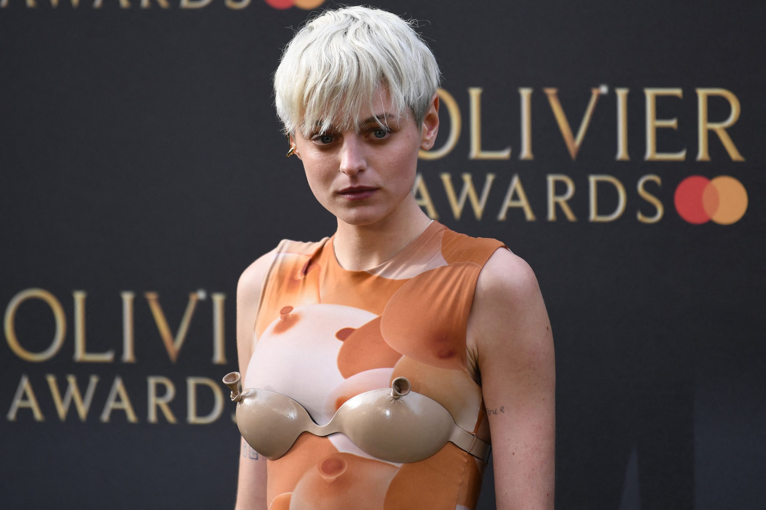 艾玛柯林内衣外穿走红毯 造型被笑像“史瑞克头盖骨”