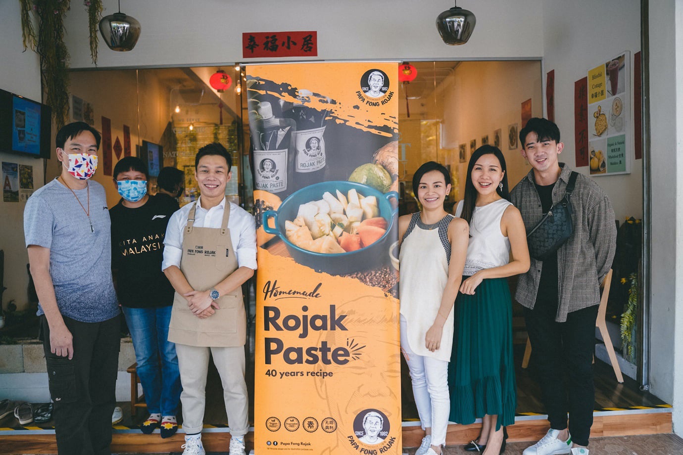 节目拍档成商业伙伴 JC劲程叶恩慈携手卖罗惹