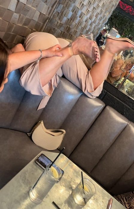 英女捡外套倒插沙发缝 2男“拔萝卜”把她拉出