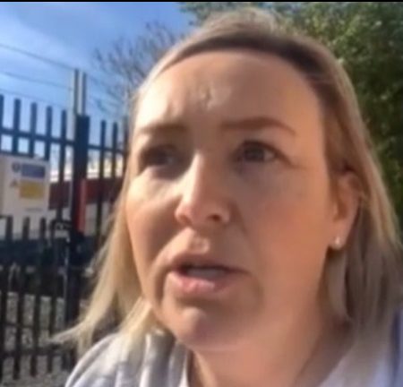 英女捡外套倒插沙发缝 2男“拔萝卜”把她拉出