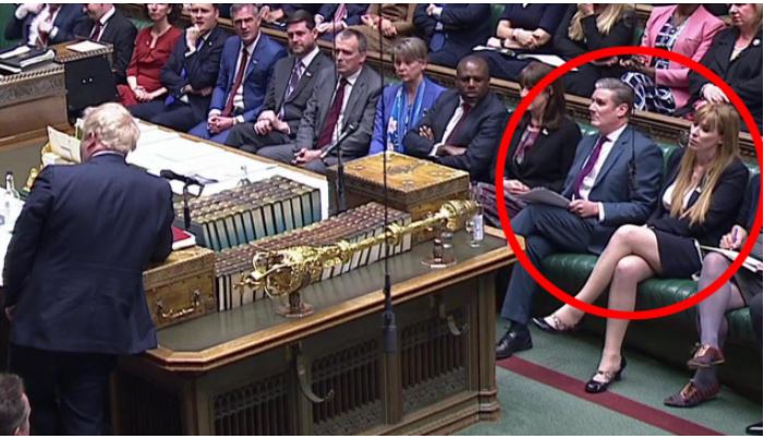 英媒︰女议员被指模仿《本能》主角翘脚图使约翰逊分心 政界轰说法歧视