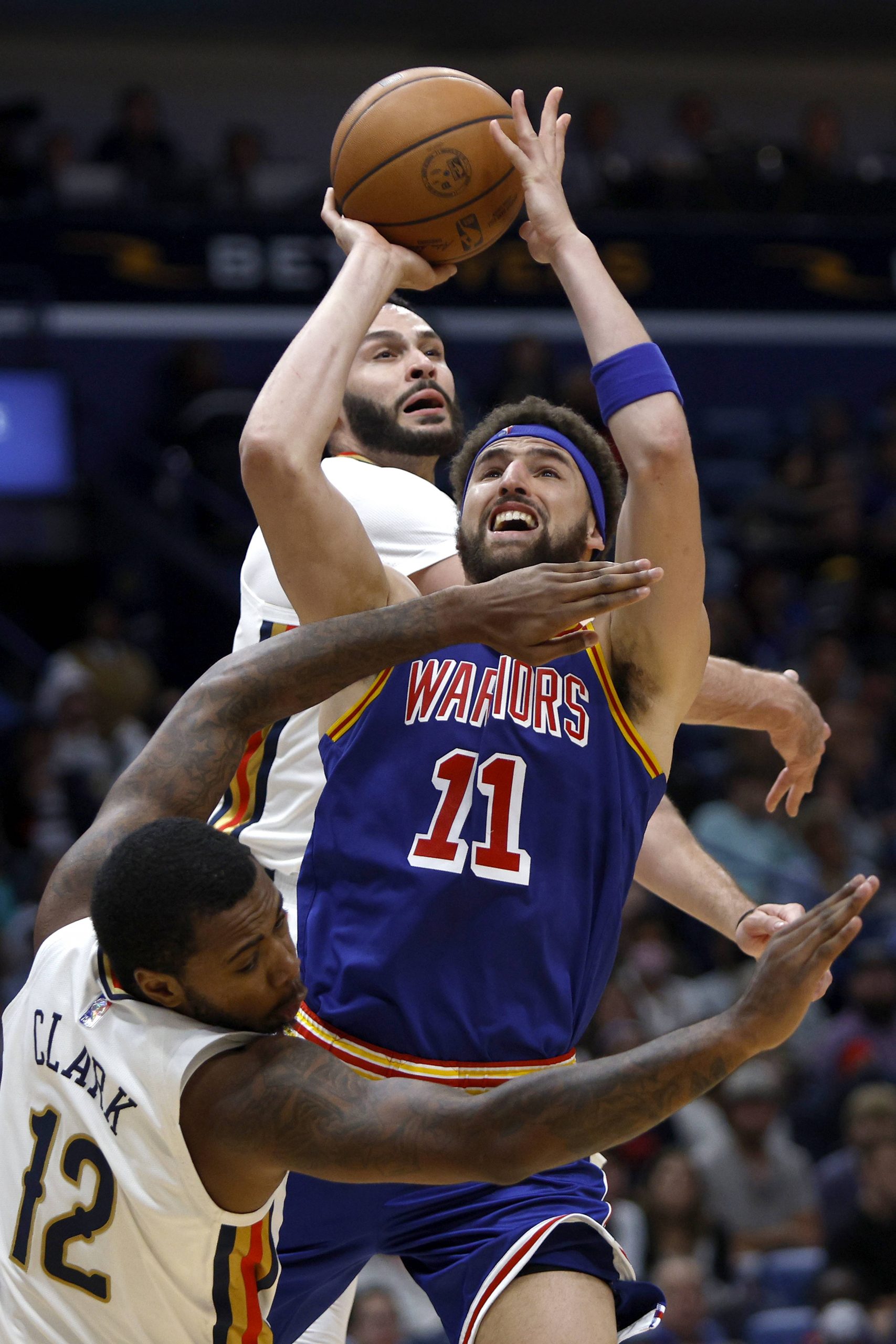 荣膺史上首位外籍得分王  恩比德为中锋球员争光 