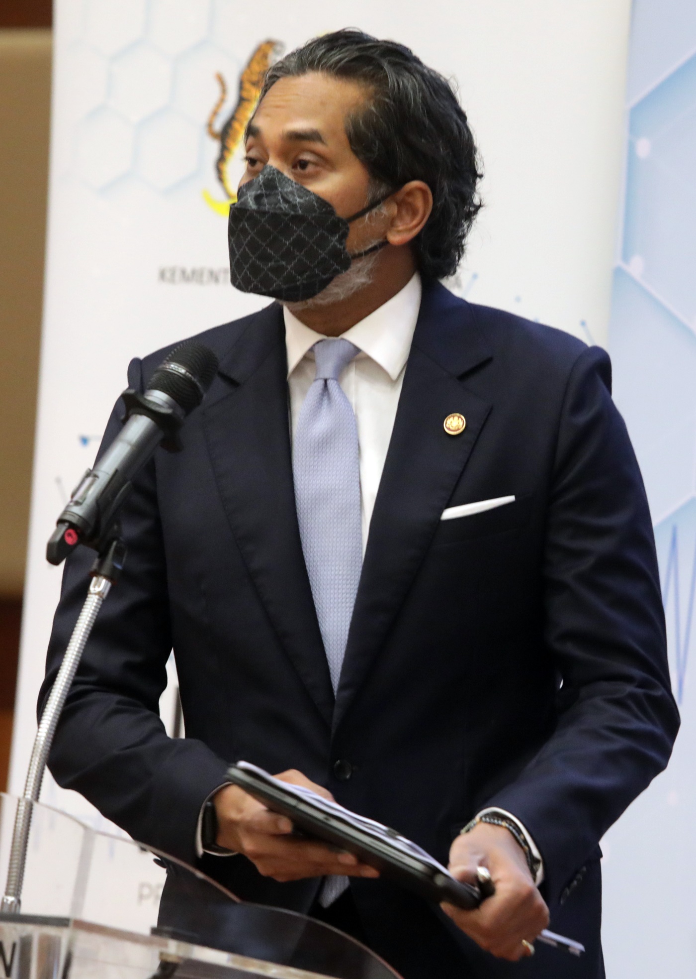 视频 | 学生未完成接种仍高风险!凯里:鼓励户外也戴口罩