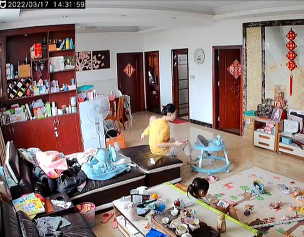 视频|滑手机抬头惊觉宝宝不见 妈急疯家中找“原来抱手上”