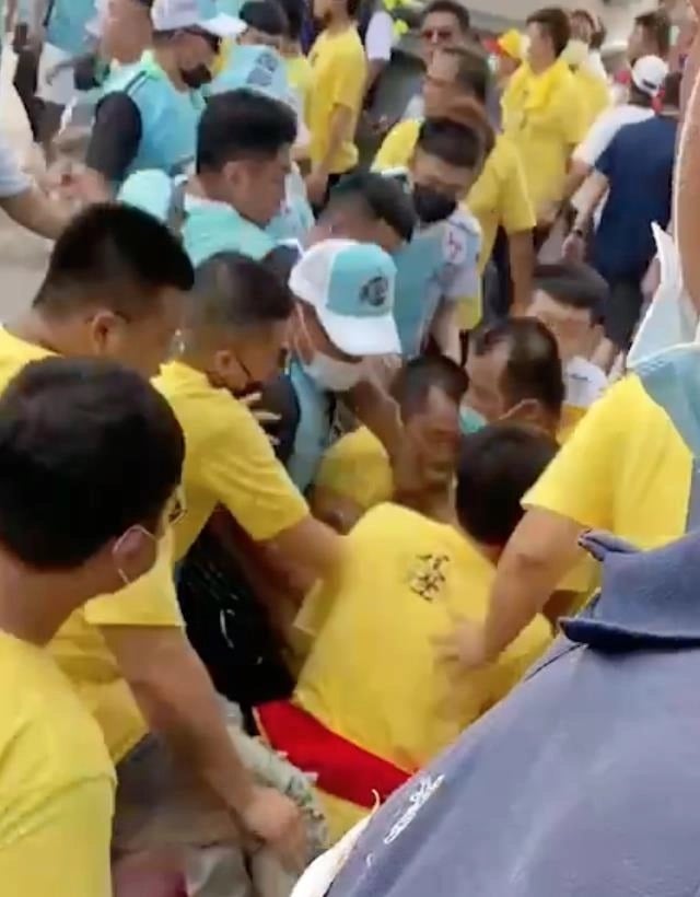 警员下车忘拔钥匙 男子开警车震慑群殴场面