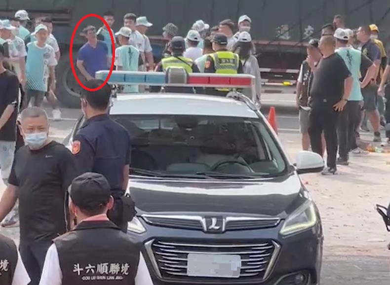 警员下车忘拔钥匙 男子开警车震慑群殴场面