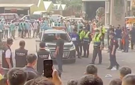 警员下车忘拔钥匙 男子开警车震慑群殴场面