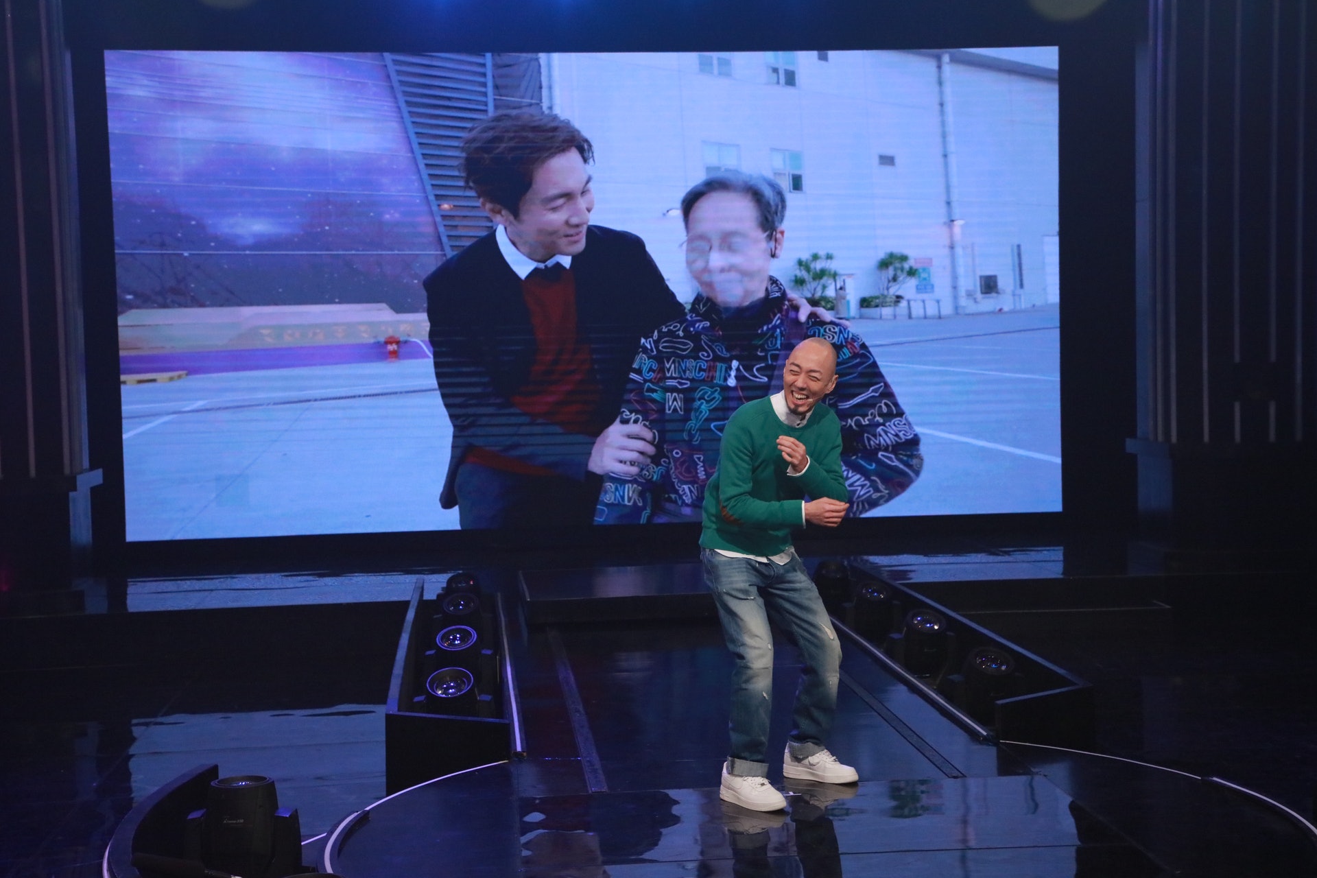 谭俊彦帮戴耀明圆梦 陪戴妈妈游电视城