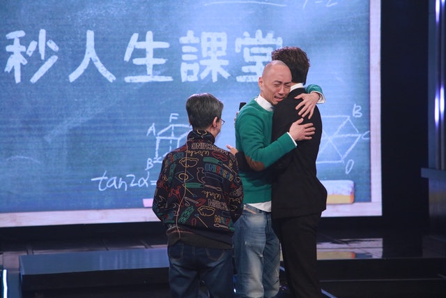 谭俊彦帮戴耀明圆梦 陪戴妈妈游电视城