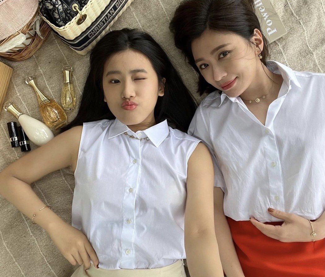 贾静雯合体16岁女儿梧桐妹 网赞“根本姐妹”	