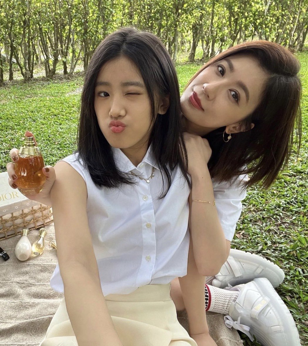 贾静雯合体16岁女儿梧桐妹 网赞“根本姐妹”	