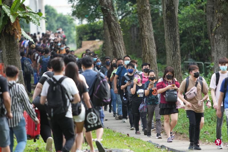 边境开放首个长周末 兀兰关卡大排长龙