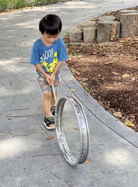 郑锦华／来自脚车的滚轮圈游戏