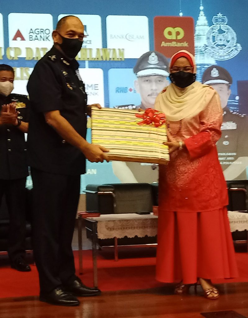 霹总警长:应立刻联络警方 勿提供食物给在逃扣留犯