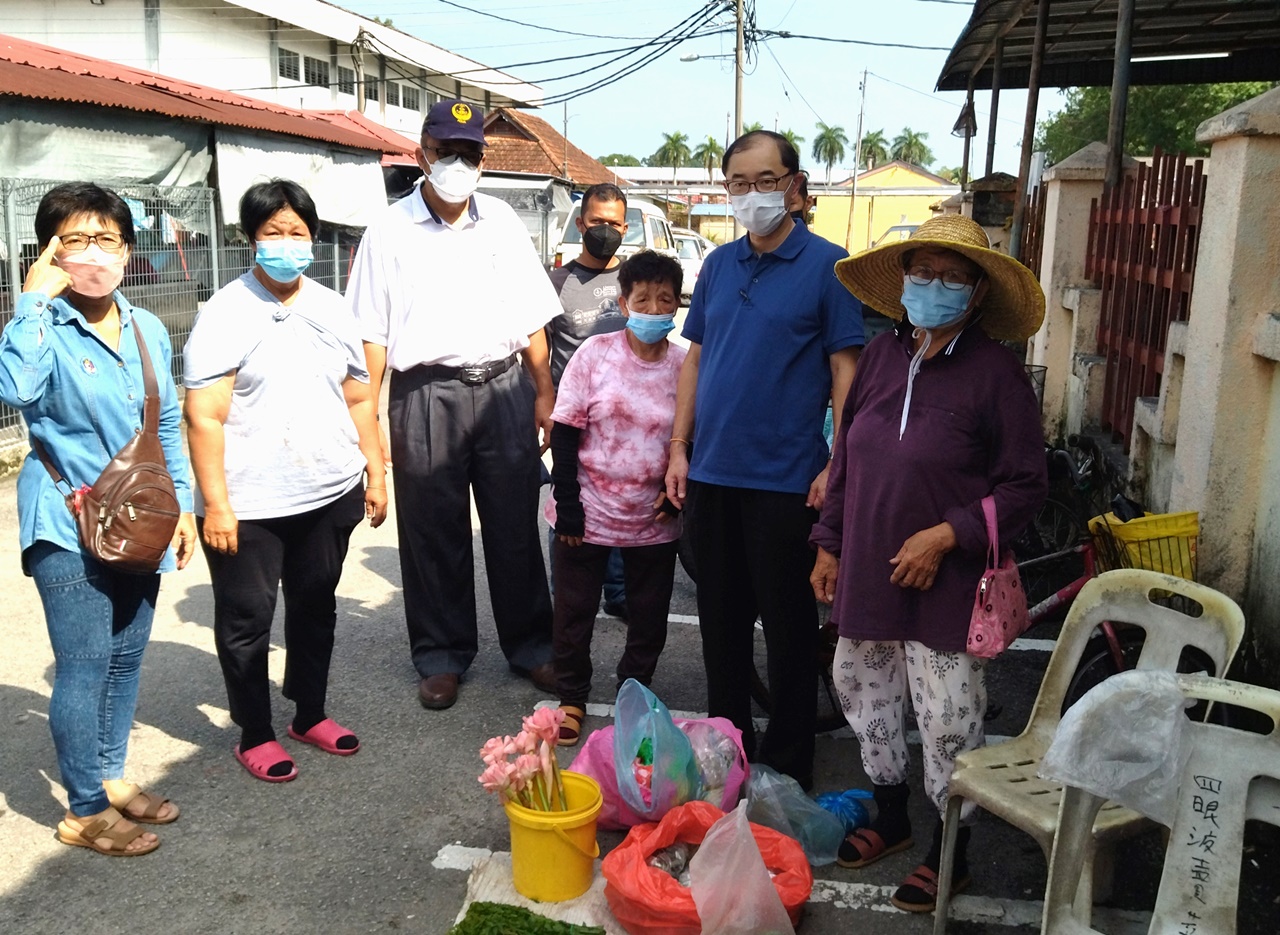 霹/马汉顺协助5妇女获批在巴刹入口处固定摊位经营