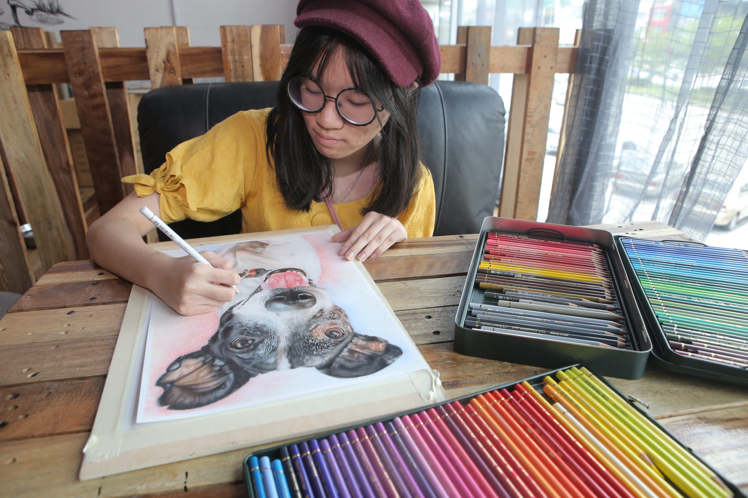 霹：21日见报／封底主文／【乐活频道】/16岁少女丘紫月爱画画·宠物画治愈人心