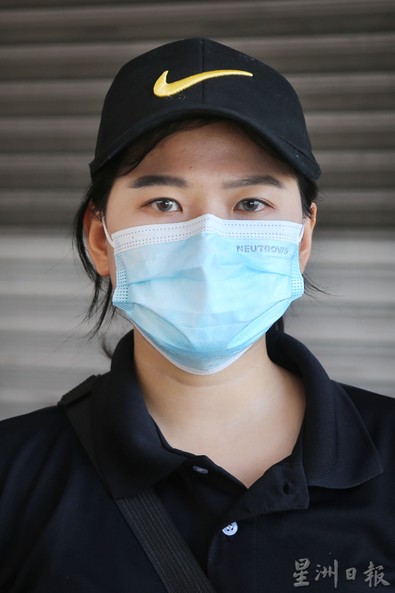 霹:封面主文/为舒缓怡市区交通堵塞 交警在堵塞热点指挥交通