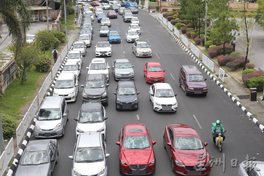 霹:封面主文/为舒缓怡市区交通堵塞 交警在堵塞热点指挥交通