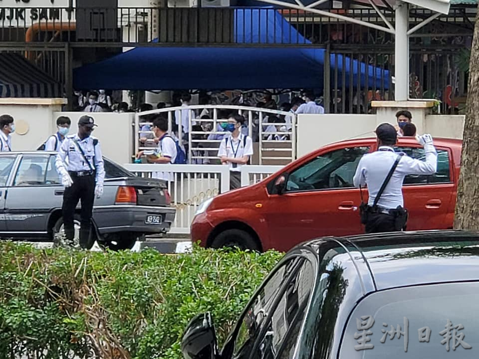 霹:封面主文/为舒缓怡市区交通堵塞 交警在堵塞热点指挥交通