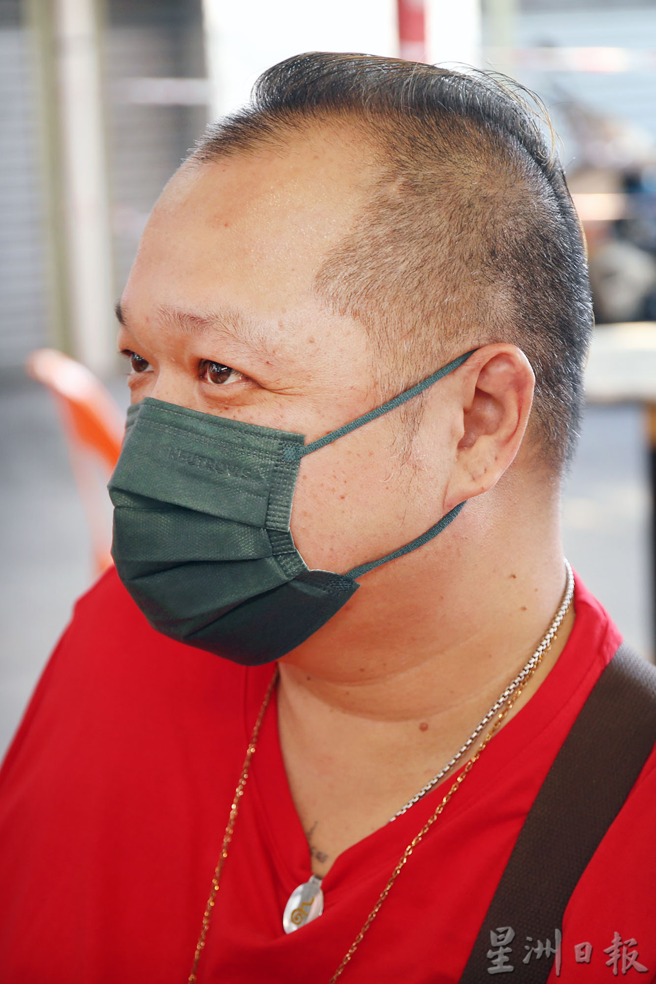 霹:封面主文/为舒缓怡市区交通堵塞 交警在堵塞热点指挥交通