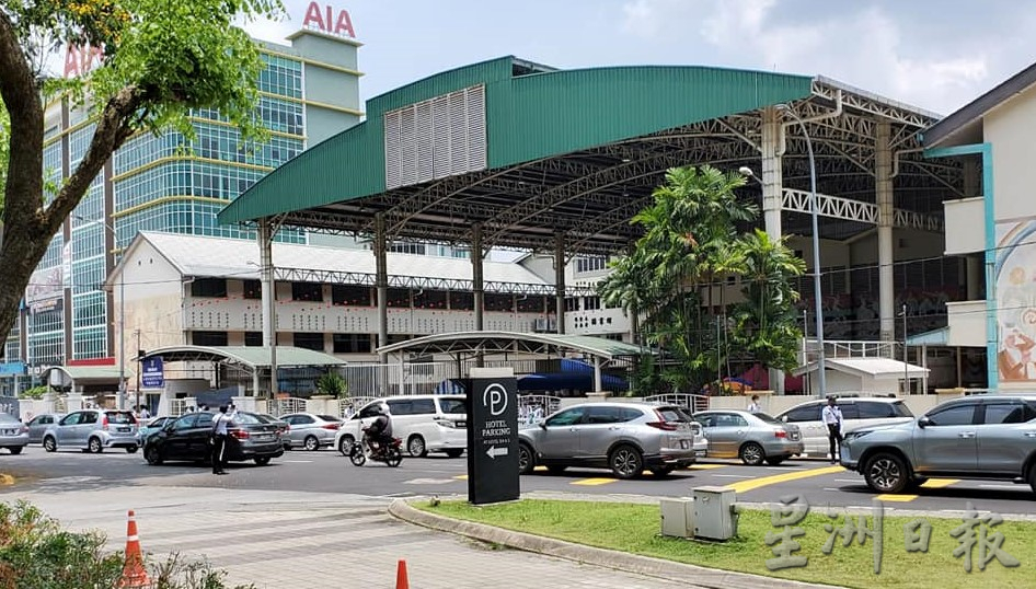 霹:封面主文/为舒缓怡市区交通堵塞 交警在堵塞热点指挥交通